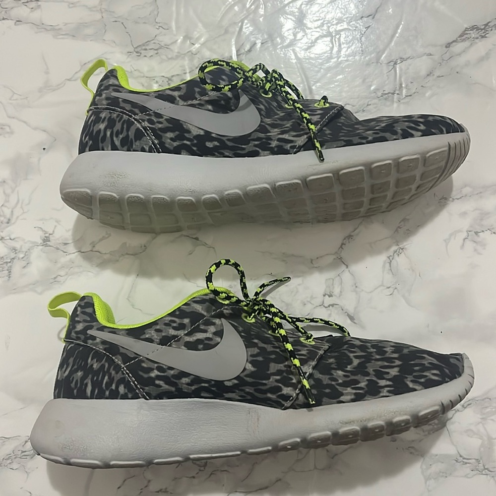 Nike Roshe Runs -  Size 6.5